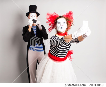 I love selfie. Mime holding camera and making 20913040