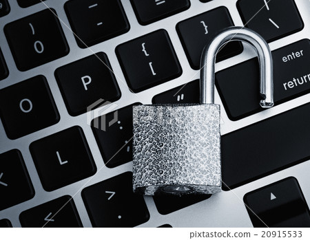 open security lock on computer keyboard 20915533