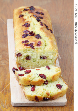Zucchini bread with cranberries 20916387
