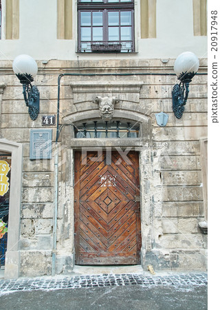 Beautiful old wooden door 20917948