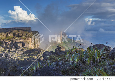 Trail down from the plateau Roraima - Venezuela Trail down from the plateau Roraima - Venezuela 20918358