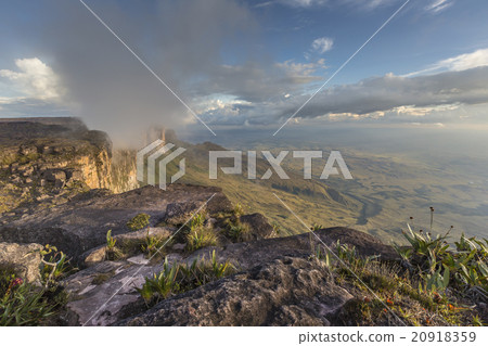 Trail down from the plateau Roraima - Venezuela Trail down from the plateau Roraima - Venezuela 20918359