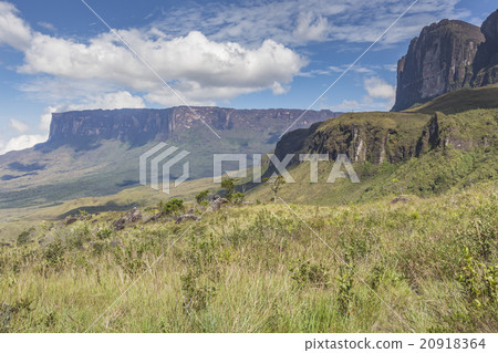 Tablemountain Roraima with clouds, Venezuela Tablemountain Roraima with clouds, Venezuela 20918364
