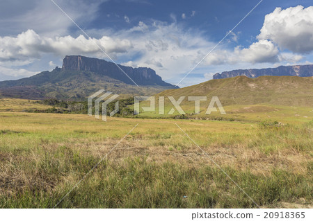 Tablemountain Roraima with clouds, Venezuela Tablemountain Roraima with clouds, Venezuela 20918365