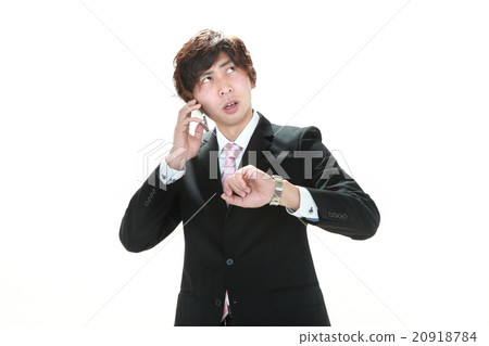 他的20s的男性商人適合看手錶，當叫裂口時 20918784