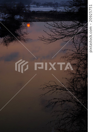 冬天Kinko河水錶面日落雪場面 20925751