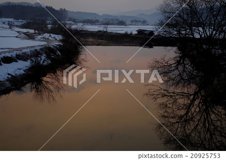 冬天Kinko河水錶面日落雪場面 20925753