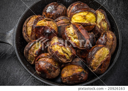 Baked chestnut and iron pot charcoal fire roast chestnut and iron pan Baked chestnut and iron pot charcoal fire roast chestnut and iron pan 20926163