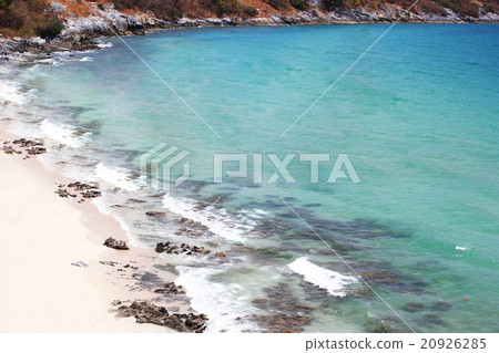 Coarse beach and sea in summer 20926285
