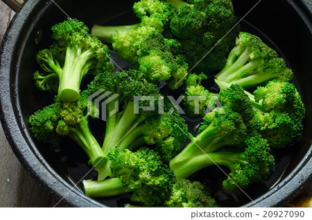 broccoli in a pan 20927090