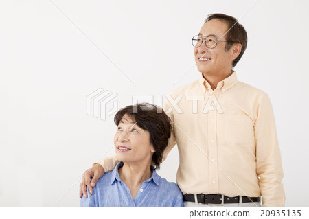 擁抱與胳膊的資深夫婦 20935135