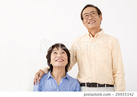 擁抱與胳膊的資深夫婦 20935142