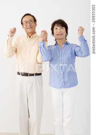 連接手的熟悉的資深夫婦 20935302