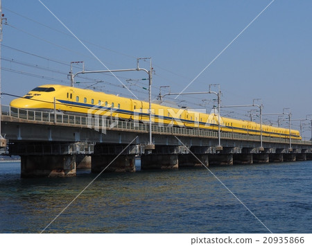 Dr. Yellow crossing Hamanako Lake Tokaido Shinkansen 20935866