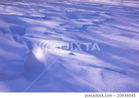 Facial expressions on the snow 20936095