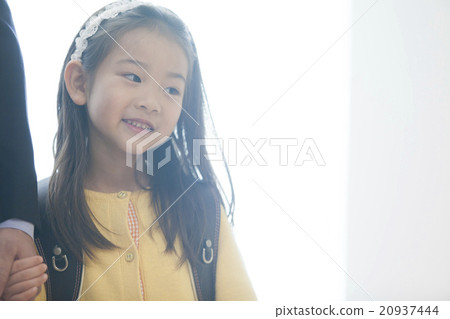 A daughter connecting hands with her father 20937444