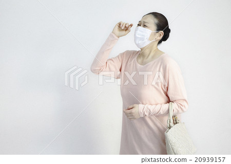 過敏性乾草發燒蒙面婦女40年代中期 過敏性乾草發燒蒙面婦女40年代中期 20939157