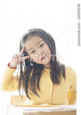 Girl studying 20939240