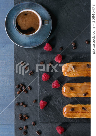 Coffe eclair with raspberries 20940478