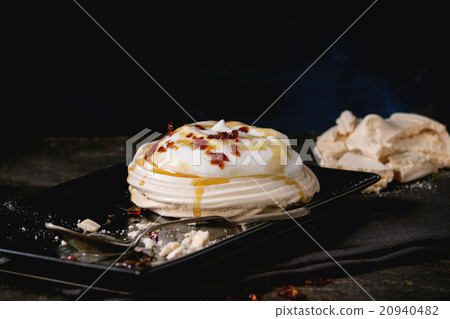 Pavlova dessert with caramel 20940482