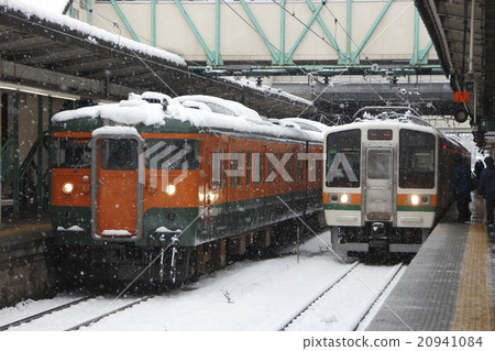 冬季停靠高崎站的115系和211系列車(信越線、上越線、兩毛線、吾妻線) 冬季停靠高崎站的115系和211系列車(信越線、上越線、兩毛線、吾妻線) 20941084