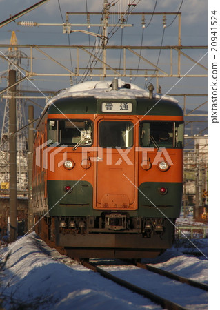 高崎口岸的115系列火車在下雪的上越線 20941524