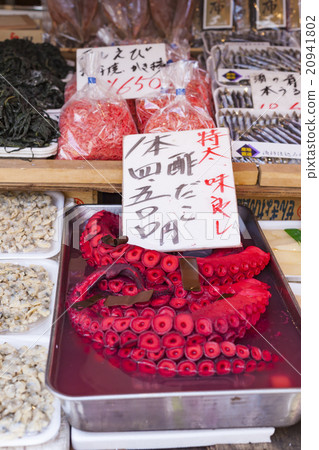 Red live octopus at Tsukiji fish market, Tokyo Red live octopus at Tsukiji fish market, Tokyo 20941802