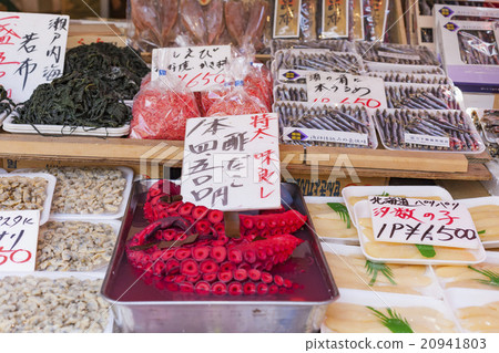 Red live octopus at Tsukiji fish market, Tokyo Red live octopus at Tsukiji fish market, Tokyo 20941803