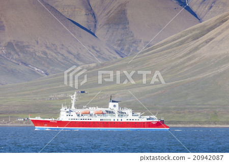 norge cruise boat docked at Longyearbyen, Norway 20942087