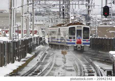 Snow removal equipment at Tokamachi station and Hokuetsu Express HK 100 20942342