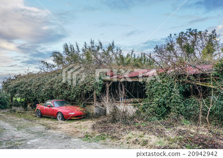 Ruins and cars (HDR) Ruins and cars (HDR) 20942942