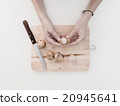 hands peel longkong, langsat on a wooden board 20945641