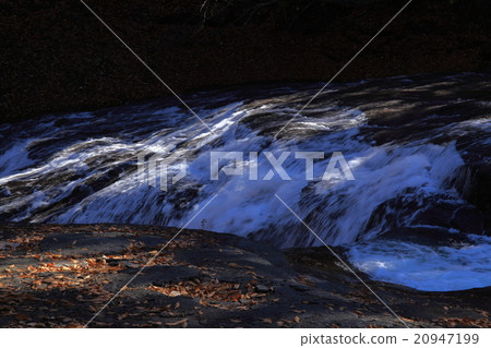 White Falls Falls 20947199