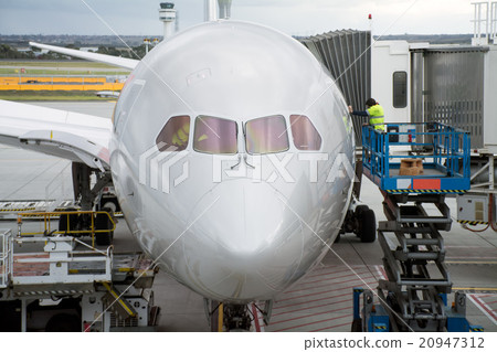 飛機的圖像停住在機場 20947312