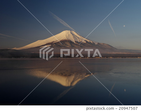 Mount Fuji in winter Yamanaka Mount Fuji in winter Yamanaka 20947507