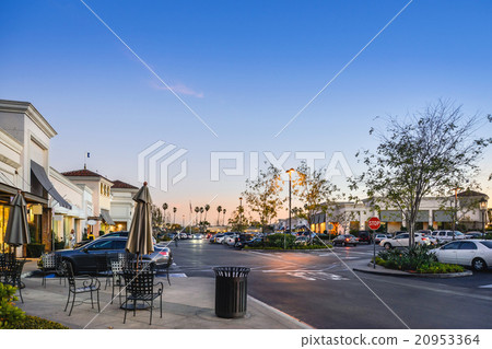 Shopping mall at dusk 20953364