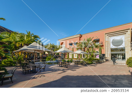 Beautiful shopping mall courtyard 20953534