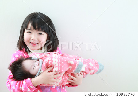 抱著嬰兒的女孩 20953776