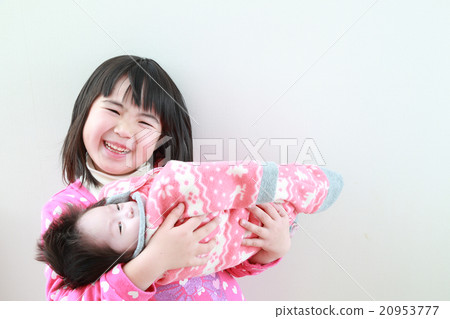 抱著嬰兒的女孩 抱著嬰兒的女孩 20953777