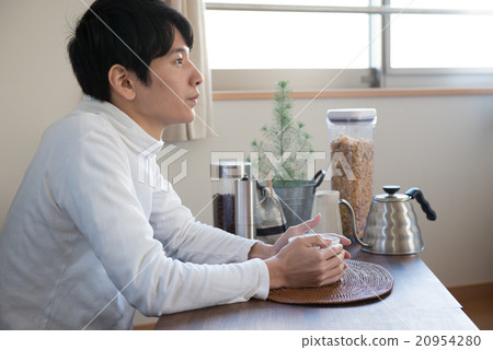 Man drinking coffee 20954280