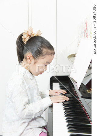 Girl playing the piano Piano Girl elementary school hobby Lesson Practice lesson 20954380