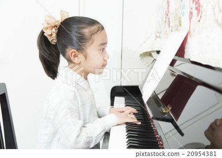 Girl playing the piano Piano Girl elementary school hobby Lesson Practice lesson Girl playing the piano Piano Girl elementary school hobby Lesson Practice lesson 20954381