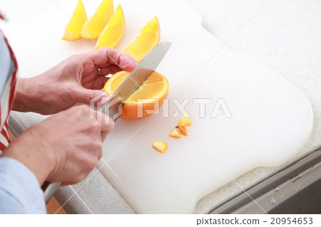 一個60多歲的女人站在廚房裡 一個60多歲的女人站在廚房裡 20954653