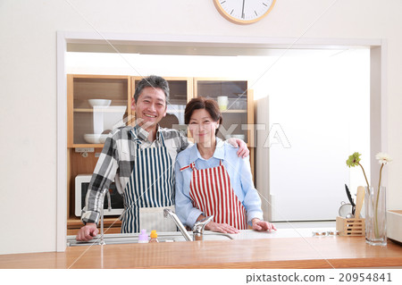 A couple in their 50s standing in a friendly kitchen A couple in their 50s standing in a friendly kitchen 20954841