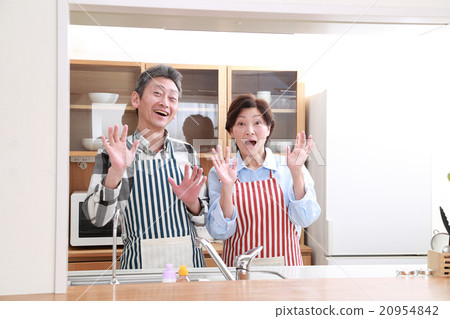 一對50多歲的夫婦站在友好的廚房裡 20954842