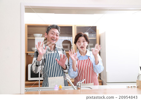 一對50多歲的夫婦站在友好的廚房裡 一對50多歲的夫婦站在友好的廚房裡 20954843