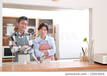 一對夫婦在廚房裡掙扎 一對夫婦在廚房裡掙扎 20954844