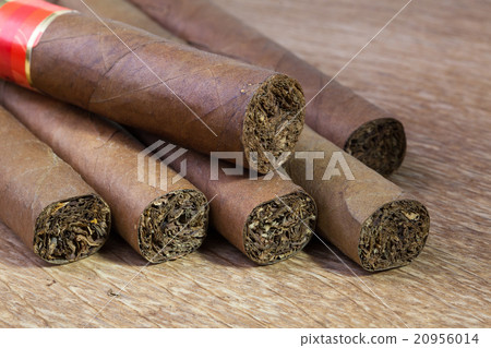 Different cigars on the old wooden table 20956014