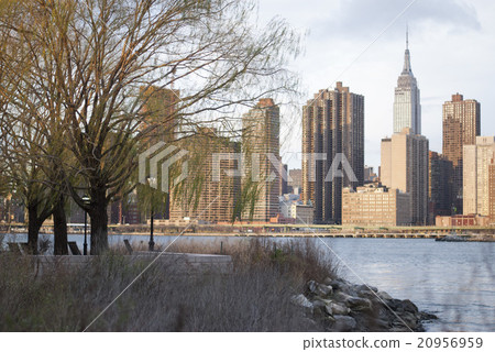 Gantry Plaza State Park overlooking Manhattan 20956959
