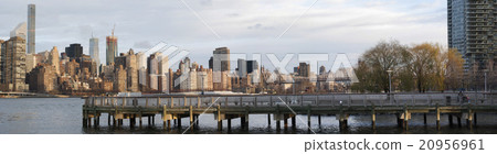 Gantry Plaza State Park overlooking Manhattan 20956961